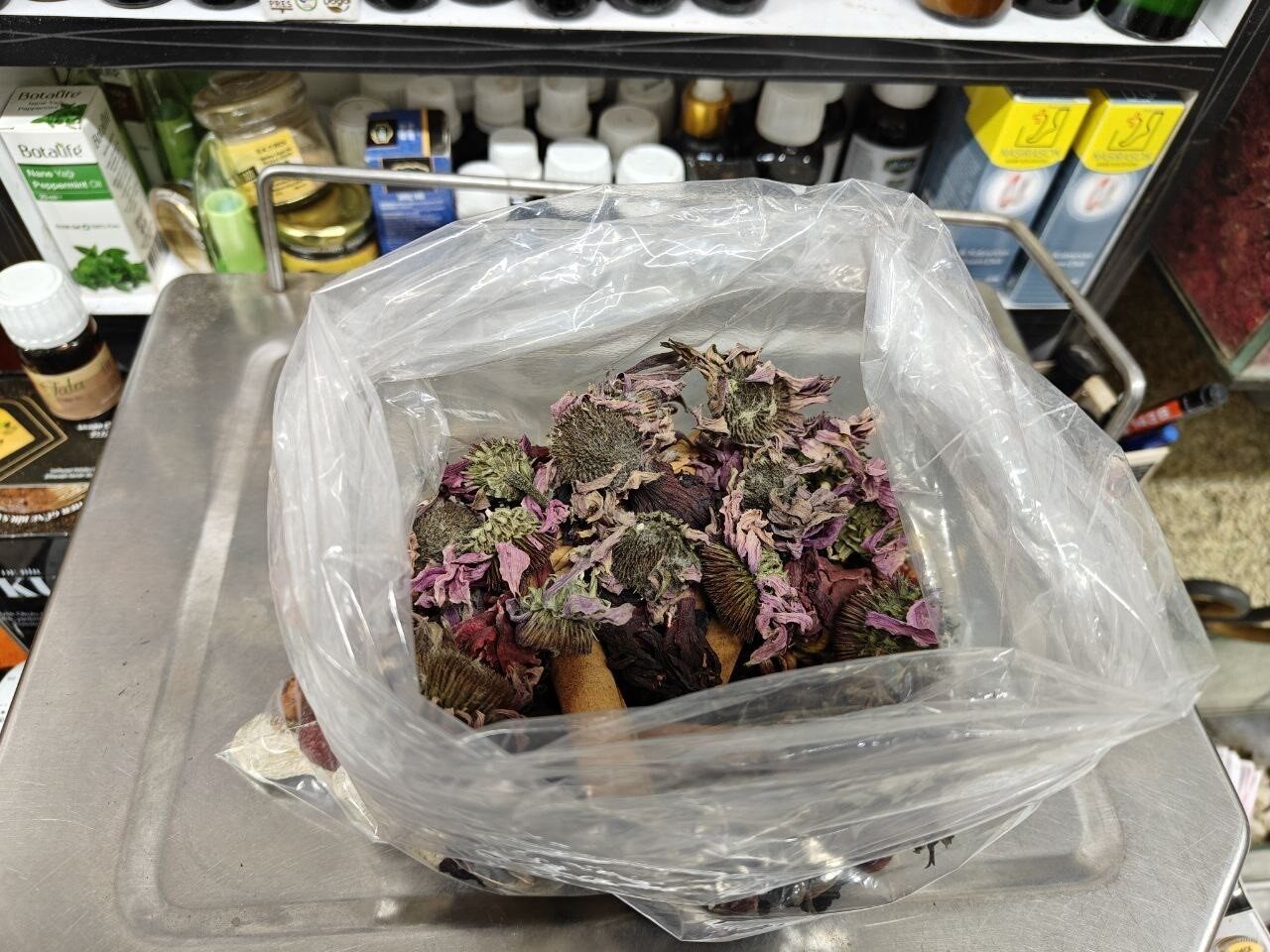 Kayseri'deki aktar Rahmetullah Sadıkoğlu, bu yıl hastalıkların ağır seyrettiğini belirterek,