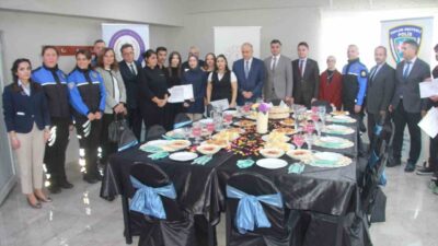 Ordu'da, Altınordu Halk Eğitimi Merkezi'nde gerçekleştirilen Aşçı Yardımcılığı Kursu'nu bitiren