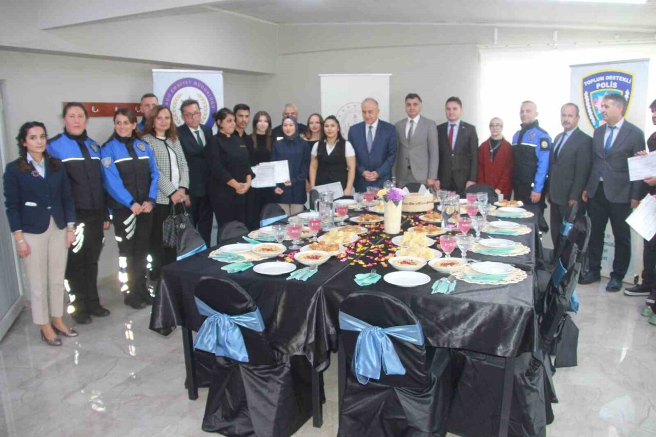 Ordu'da, Altınordu Halk Eğitimi Merkezi'nde gerçekleştirilen Aşçı Yardımcılığı Kursu'nu bitiren