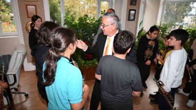 Kemer Belediyesi Gençlik Orkestrası öğrencileri, Orkestra Şefi Furkan Üstündağ ile