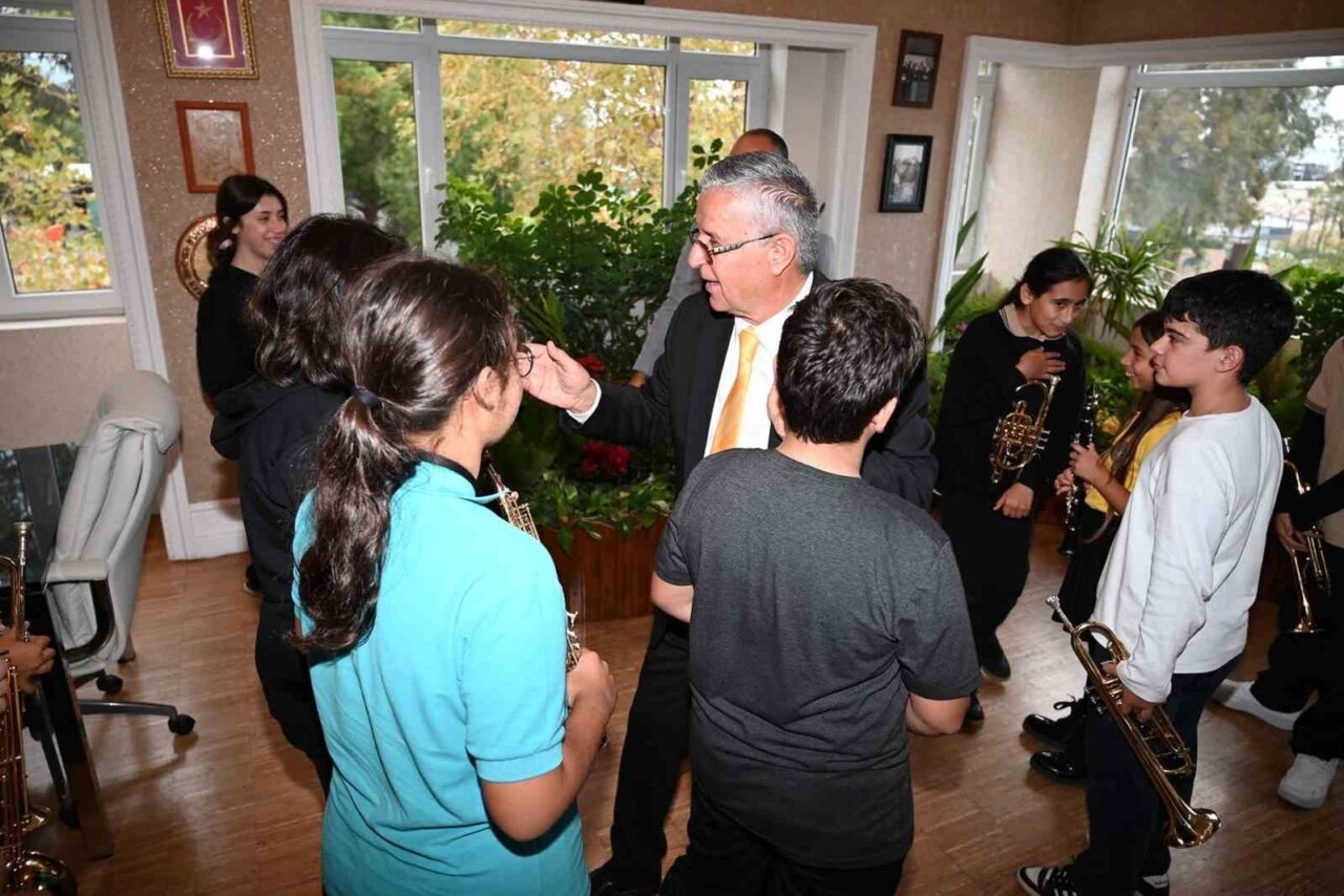 Kemer Belediyesi Gençlik Orkestrası öğrencileri, Orkestra Şefi Furkan Üstündağ ile