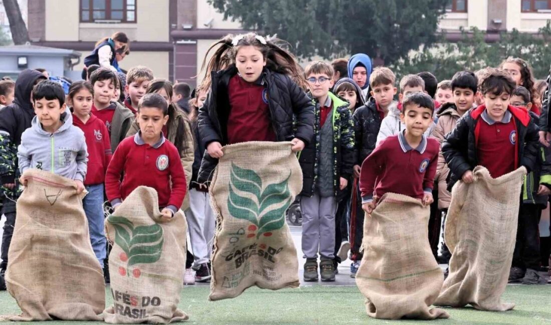 Manisa'da "Geleneksel Oyunlar Tırı", çocuklara geleneksel oyunları tanıttı. Yaklaşık 3