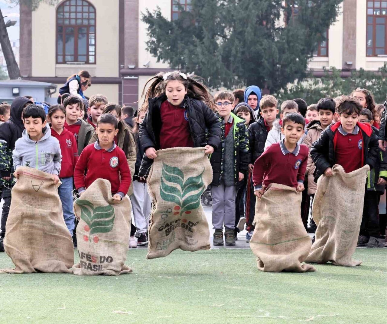 Manisa'da "Geleneksel Oyunlar Tırı", çocuklara geleneksel oyunları tanıttı. Yaklaşık 3