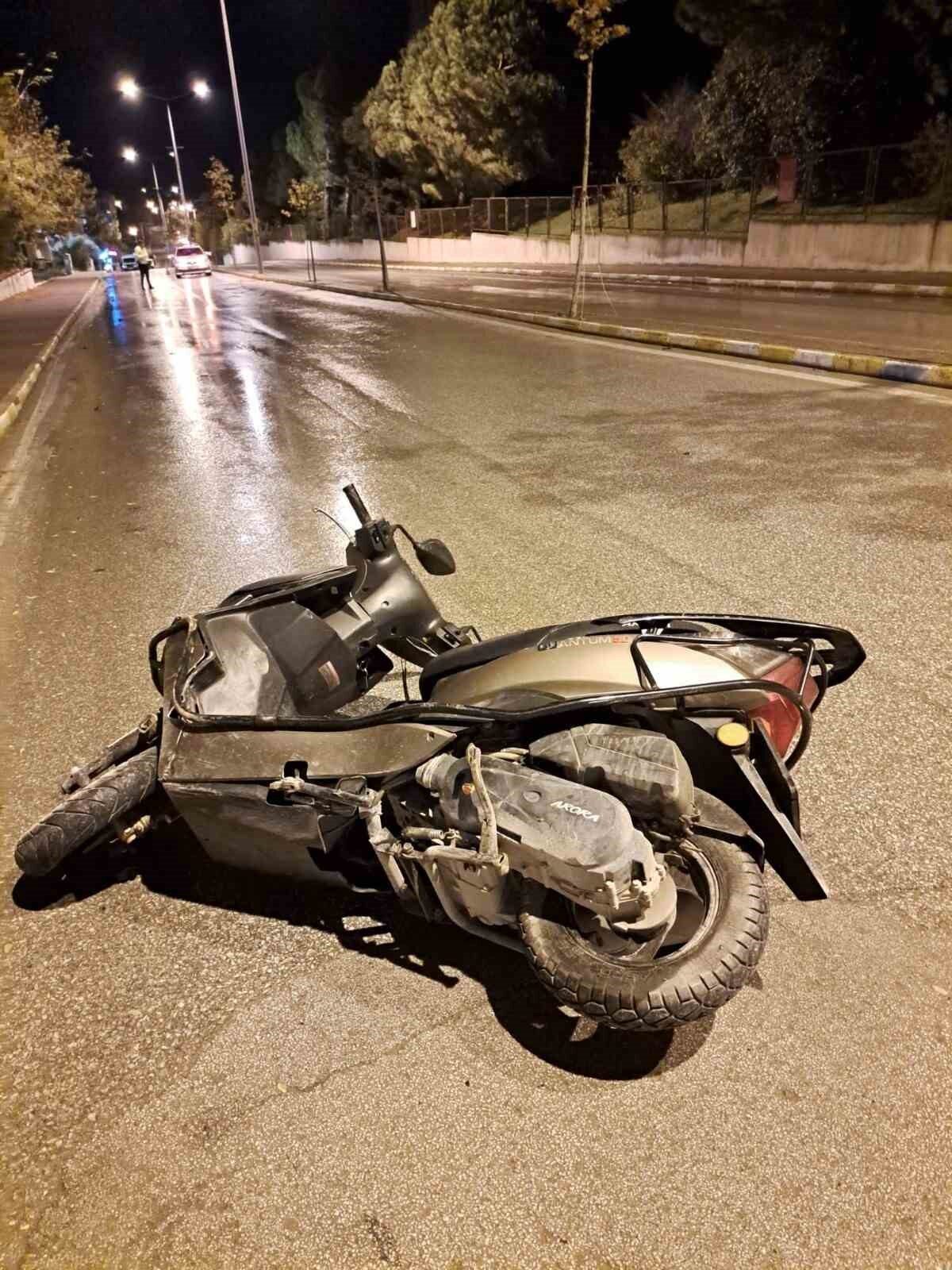 Çanakkale'nin Gelibolu ilçesinde 4 Kasım'da yağmurlu yolda motosikletiyle kaza yapan