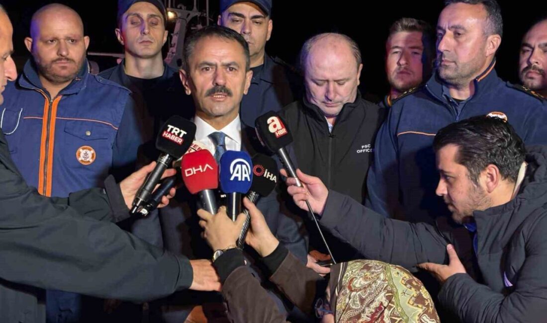 Kocaeli'nin Kandıra ilçesi Kefken açıklarında yangın çıkan yabancı gemideki 25