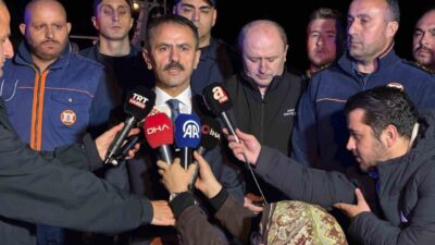 Kocaeli'nin Kandıra ilçesi Kefken açıklarında yangın çıkan yabancı gemideki 25