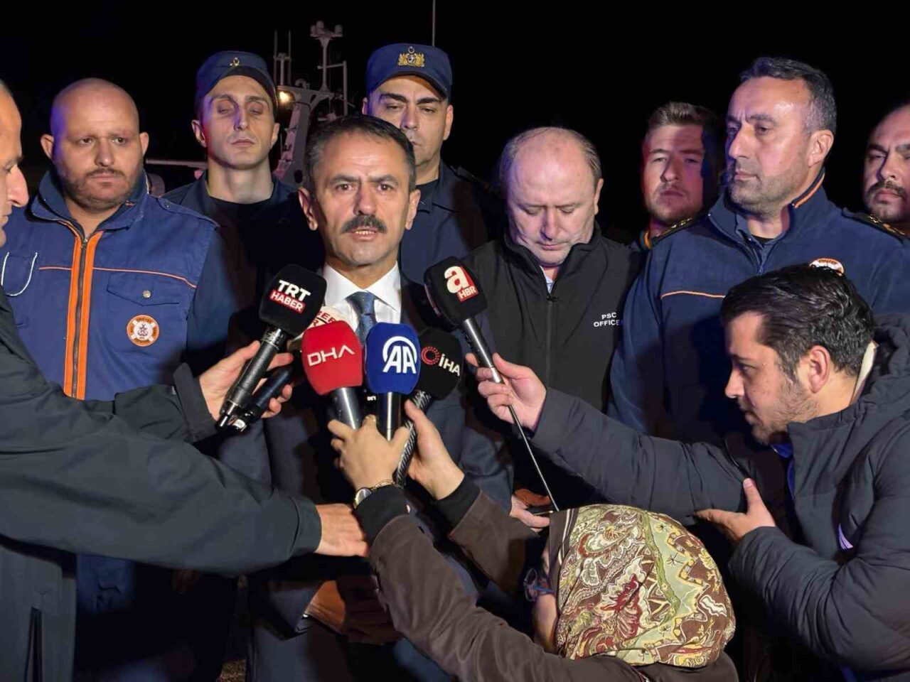 Kocaeli'nin Kandıra ilçesi Kefken açıklarında yangın çıkan yabancı gemideki 25