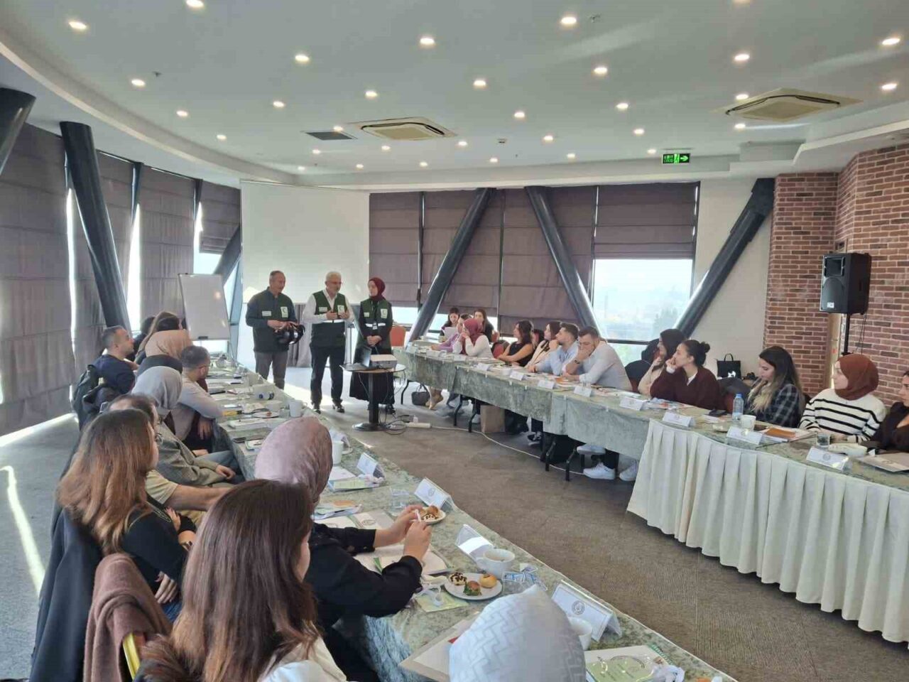 Kocaeli Barosu ve Yeşilay işbirliğiyle düzenlenen toplantıda, stajyer avukatlara bağımlılıkla