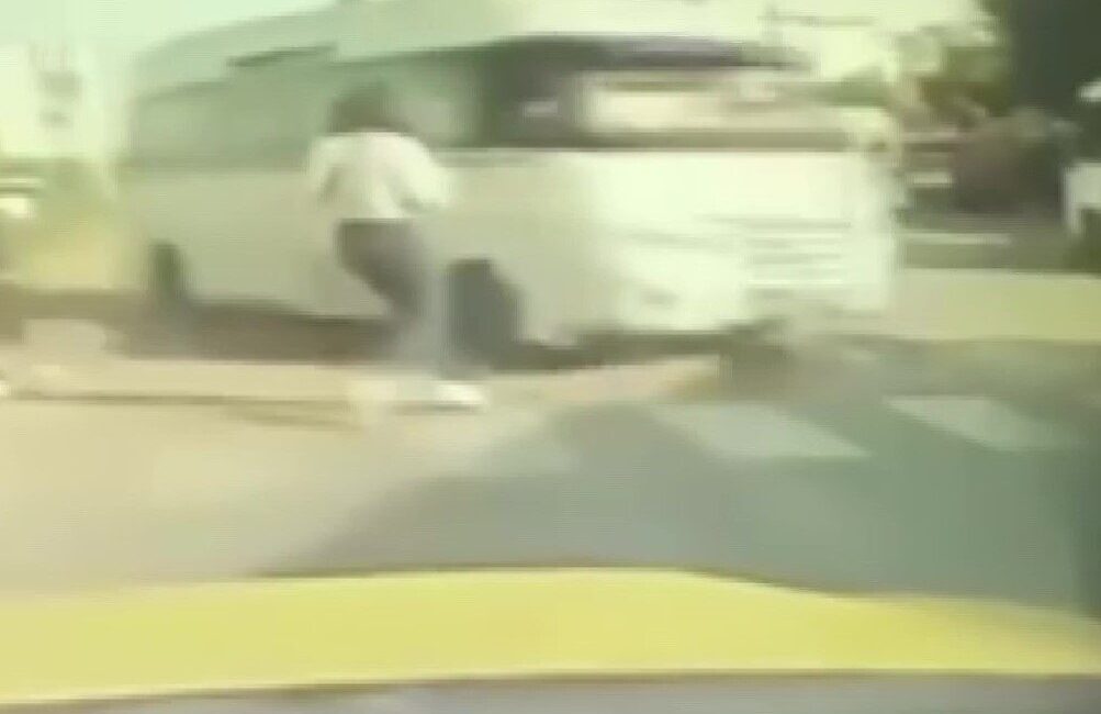 Adana'nın Seyhan ilçesinde 13 Kasım'da kontrolden çıkan bir yolcu minibüsü,