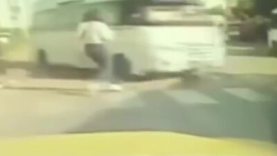 Adana'nın Seyhan ilçesinde 13 Kasım'da kontrolden çıkan bir yolcu minibüsü,