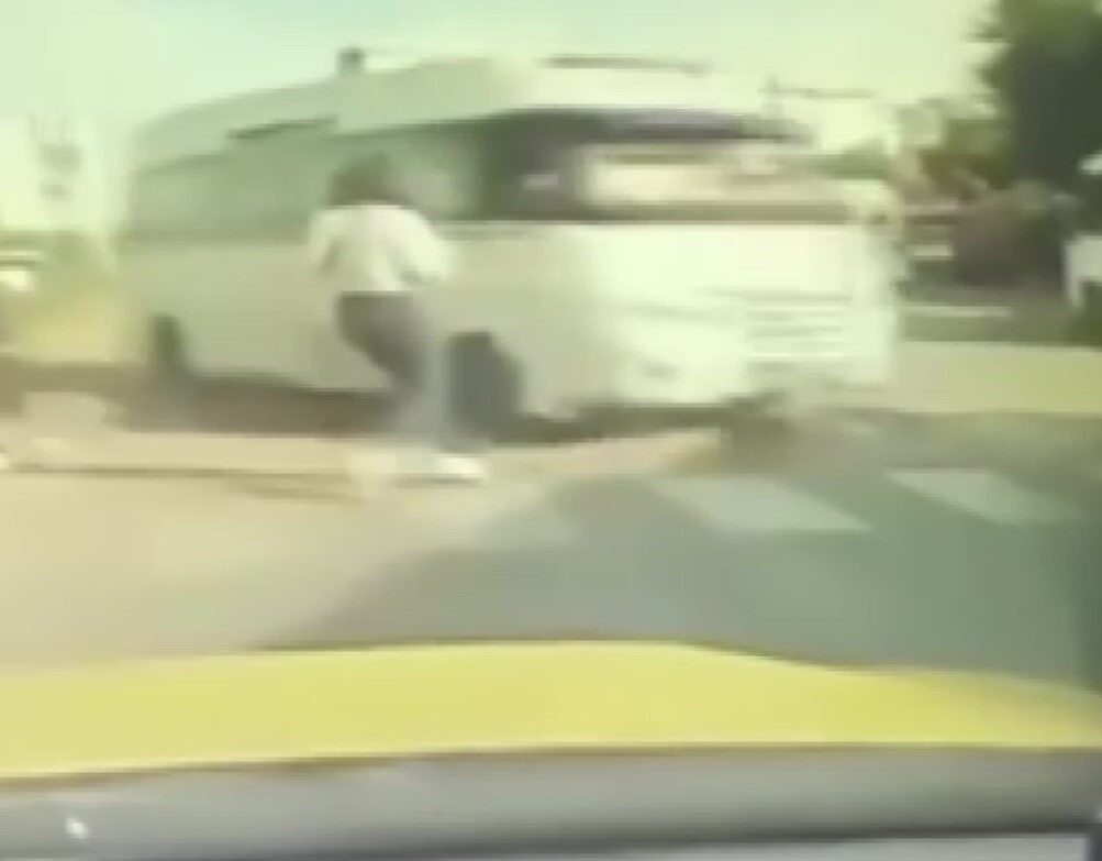 Adana’da yolcu minibüsü kontrolü kaybetti, refüje çıkarak karşı yola geçti ve 4 araca çarptı; yaya geçidinden geçen bir kişi ise ezilmekten son anda kurtuldu.