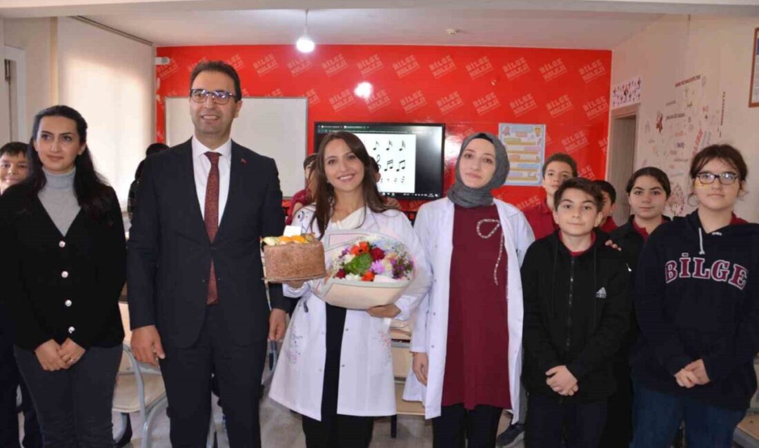 Özel Bilge Koleji, Öğretmenler Günü'nde mezun öğretmeni Hacer İçoğlu'na cübbe