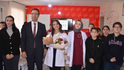 Özel Bilge Koleji, Öğretmenler Günü'nde mezun öğretmeni Hacer İçoğlu'na cübbe