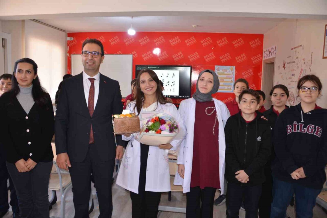 Özel Bilge Koleji, Öğretmenler Günü'nde mezun öğretmeni Hacer İçoğlu'na cübbe