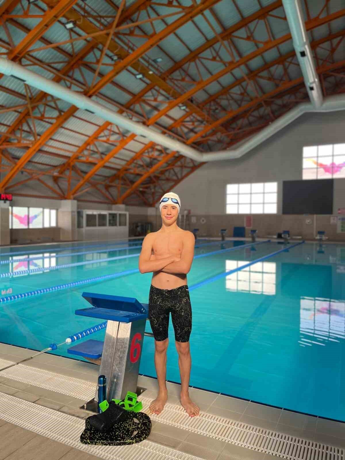 Kırşehir Gençlik Spor Yüzme Kulübü'nden 12 yaşındaki Kerem Daran, Trabzon'da