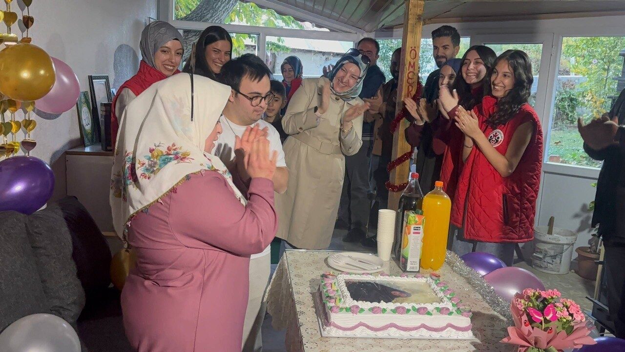 Erzincan'da gönüllü gençler, down sendromlu Sümeyra ve Ahmet Demir için