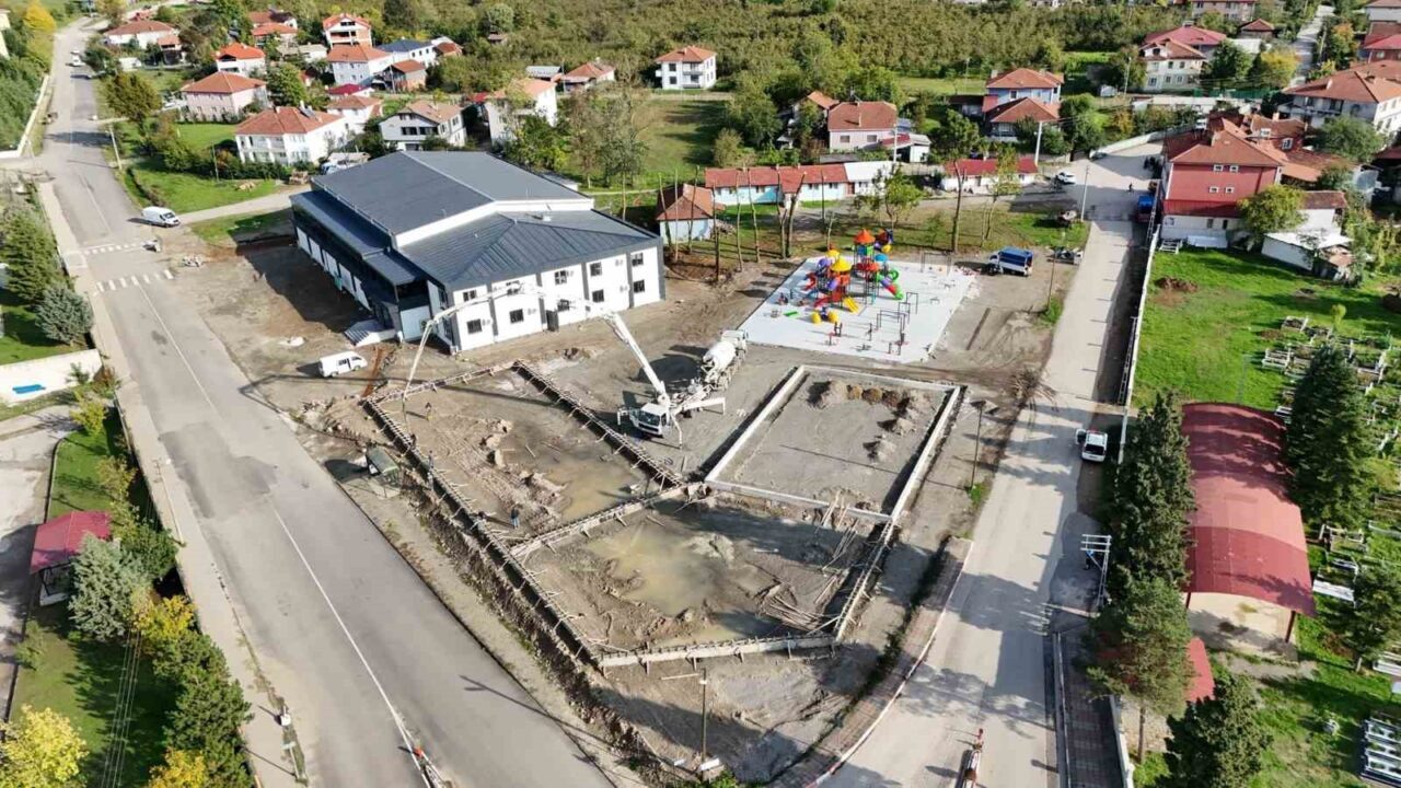 Düzce'nin Beyköy beldesindeki Gençlik Merkezi ve Futbol Sahası'nda incelemelerde bulunan