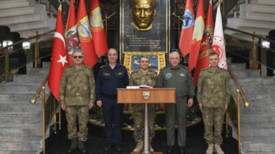 Orgeneral Selçuk Bayraktaroğlu, Erzincan'daki 3'üncü Ordu Komutanlığı'nı ziyaret etti. Beraberinde