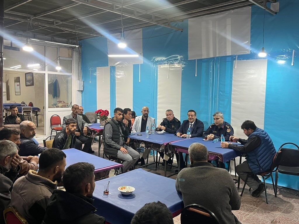 Burhaniye Kaymakamı Cumali Atilla, Geriş Mahallesi'ni ziyaret ederek burada roman