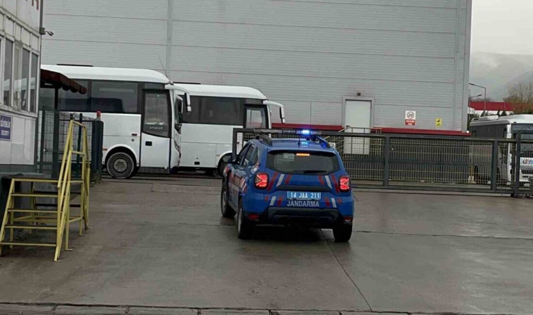 Bolu'daki Gezer Terlik Fabrikası'nda, işçiler maaşlarını zamanında alamadıkları için iş