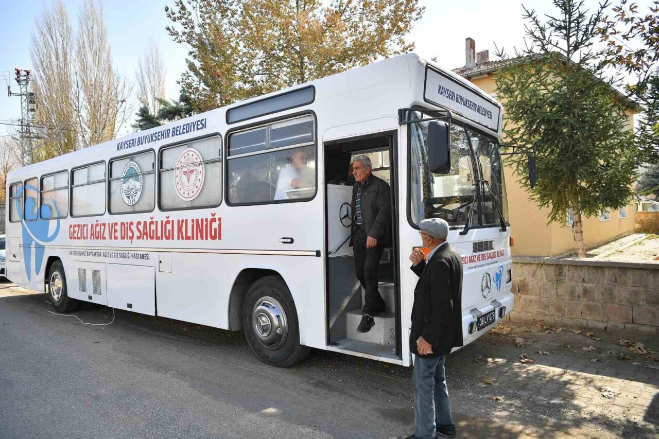 Kayseri’deki Gezici Ağız ve Diş Sağlığı Kliniği, Köseler Mahallesi'nde vatandaşlar