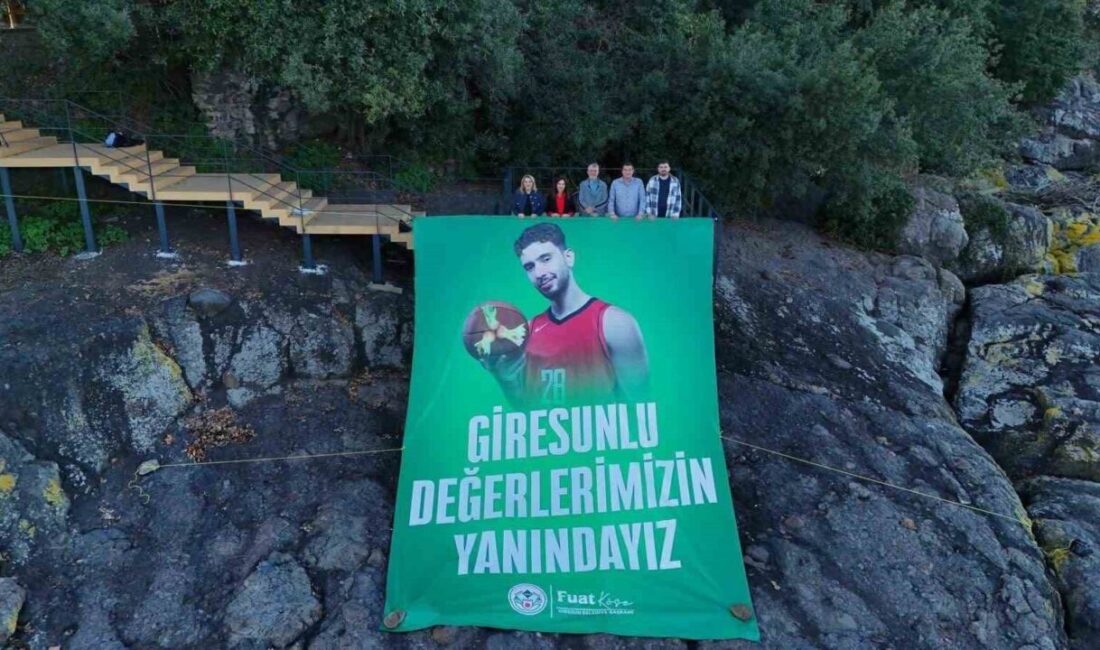 Giresun Adası, NBA oyuncusu Alperen Şengün'ün dev posteriyle ziyaretçileri selamlıyor.
