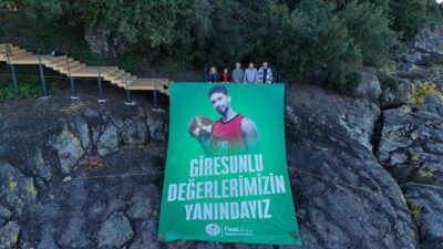 Giresun Adası, NBA oyuncusu Alperen Şengün'ün dev posteriyle ziyaretçileri selamlıyor.