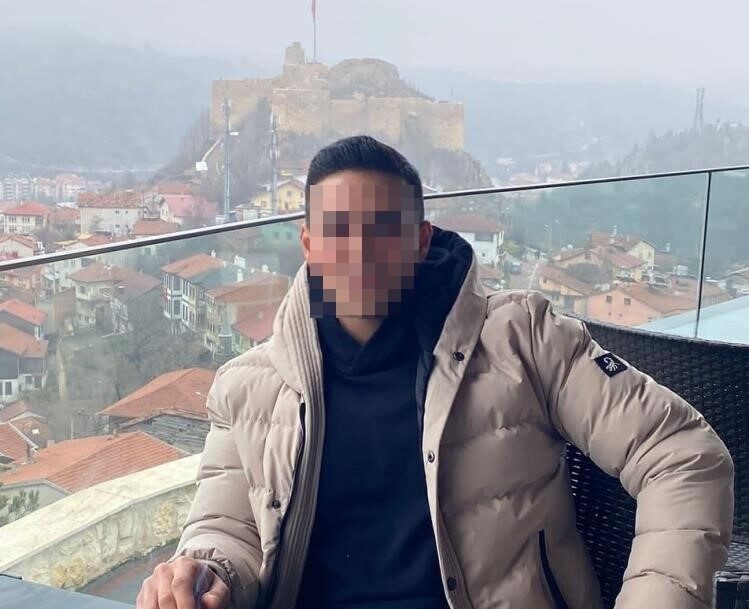 Giresun’da Bir Uzman Çavuş Silahla Bulundu, Ölümü İntihar Şüphesiyle Soruşturuluyor Giresun’un Görele ilçesinde Uzman Çavuş V. U. C., evinde silahla
