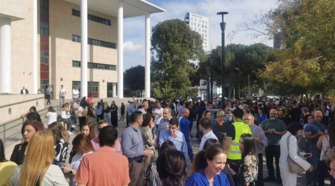 Güney Kıbrıs'ın Baf kenti açıklarında yerel saatle 11.31'de 5.2 büyüklüğünde