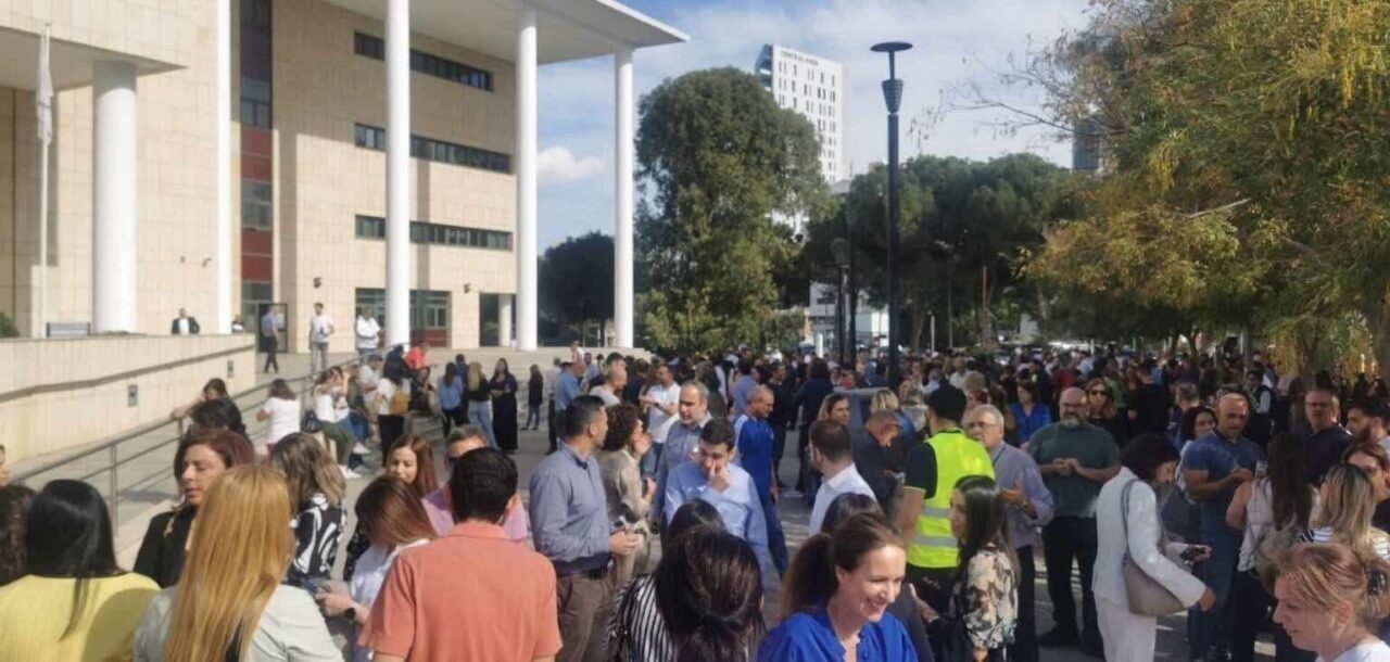 Güney Kıbrıs'ın Baf kenti açıklarında yerel saatle 11.31'de 5.2 büyüklüğünde