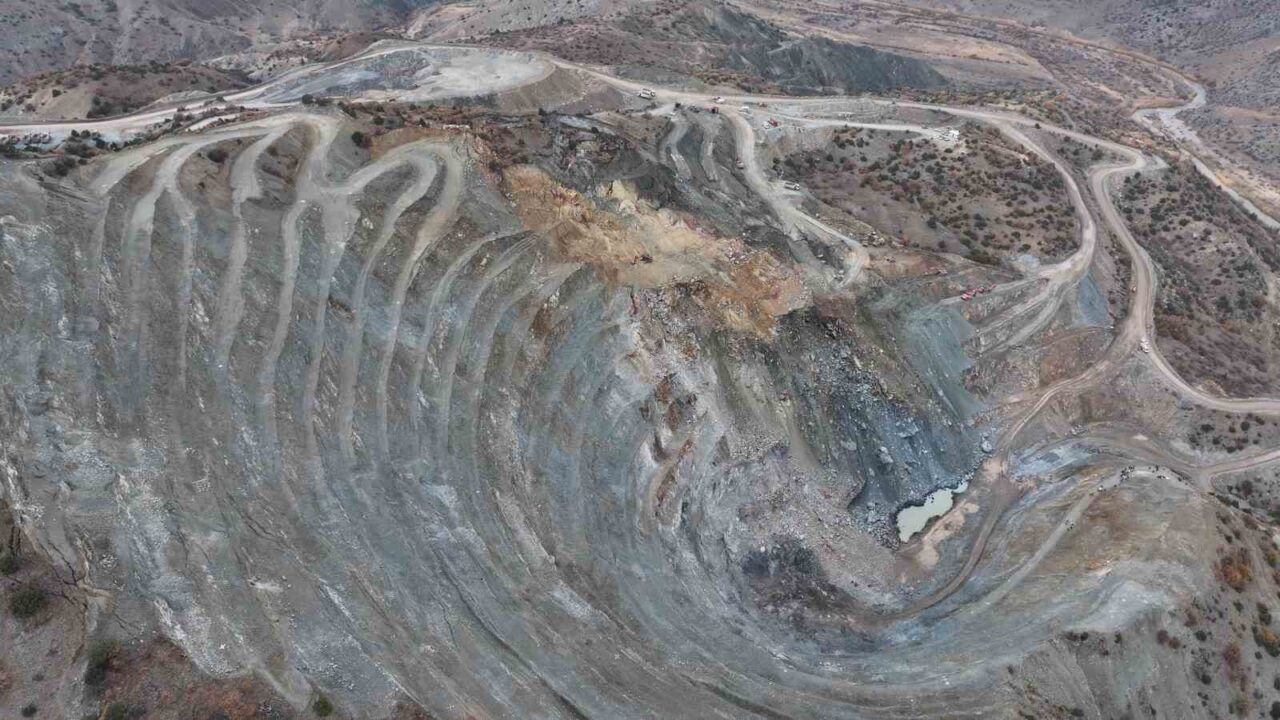 Sivas’ın Divriği ilçesindeki Fimar Madencilik'e ait madende meydana gelen göçükte