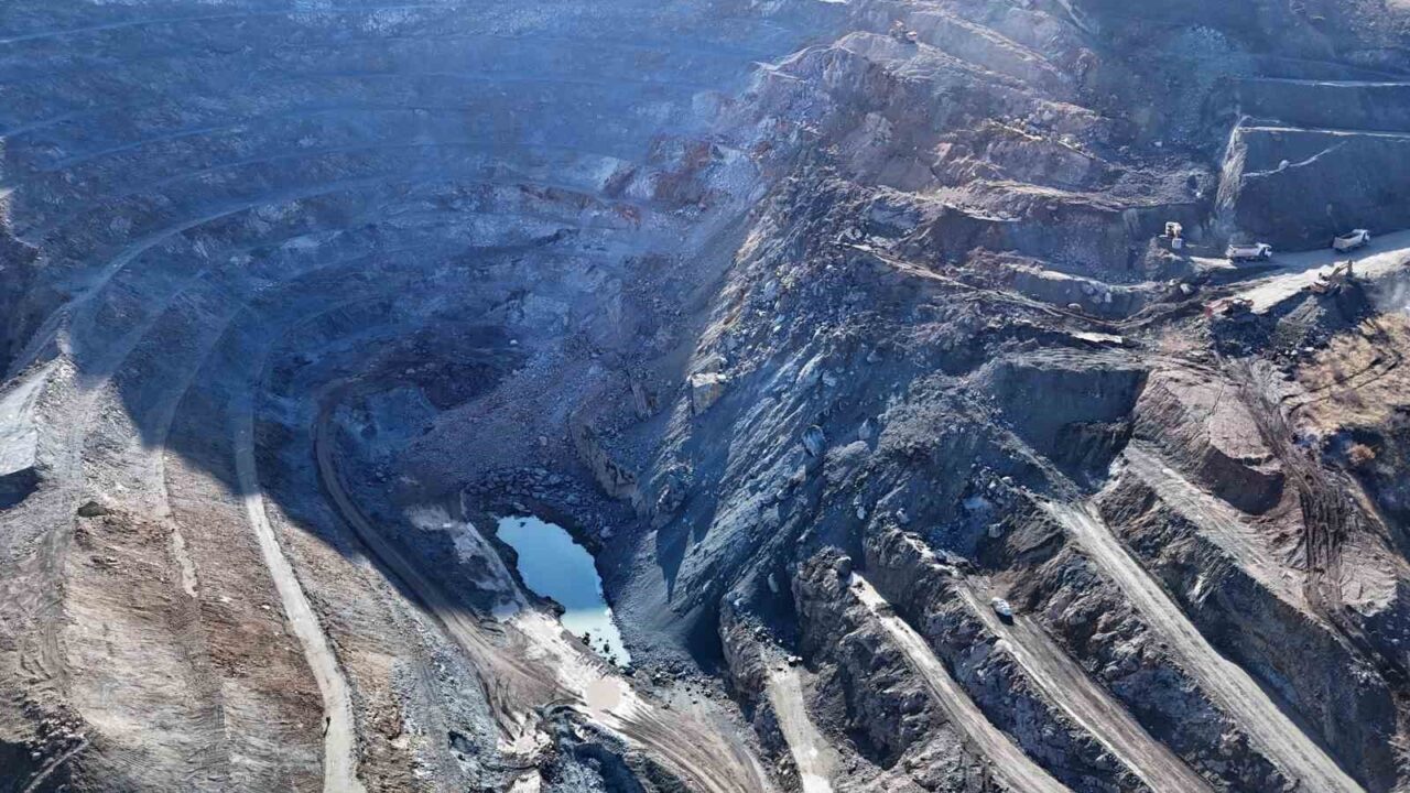 Sivas'ın Divriği ilçesindeki Fimar Madencilik'e ait demir madeninde, şantiye müdürü