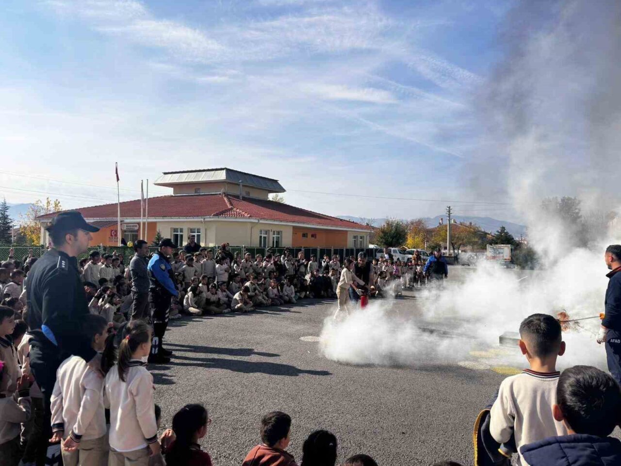Erzincan'da İl Emniyet Müdürlüğü ve AFAD iş birliğiyle Göktürk İlkokulu'nda