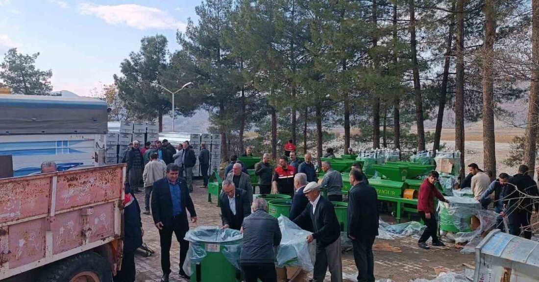 Adıyaman Gölbaşı’nda Tarım ve Hayvancılığa Yönelik Önemli Destekler Üreticilere Sunuldu Adıyaman'ın Gölbaşı ilçesinde, GAP Bölge Kalkınma İdaresi tarafından finanse edilen