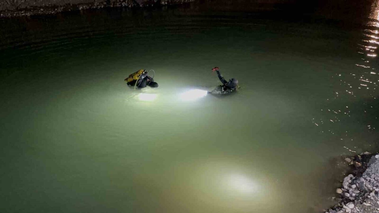 Adıyaman'da bir kum ocağında 02 HK 025 plakalı bir kamyonet