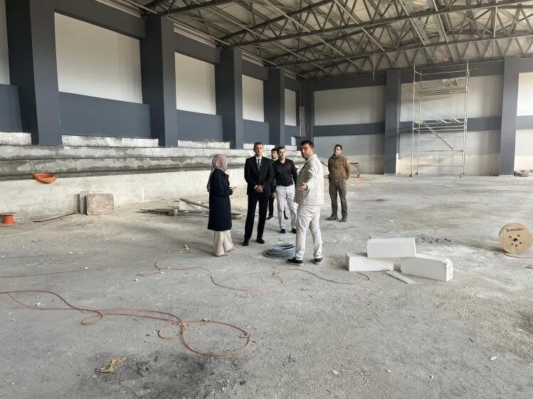 Gölpazarı’nda yapımı süren modern kapalı spor salonunun incelemesini Kaymakam Feyza