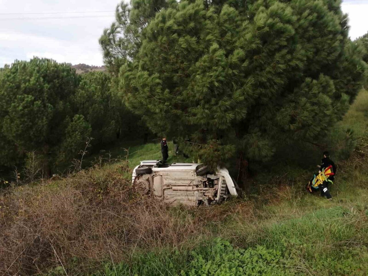 Balıkesir'in Gönen-Biga yolunda bir aracın devrilmesi sonucu 3 kişi hafif