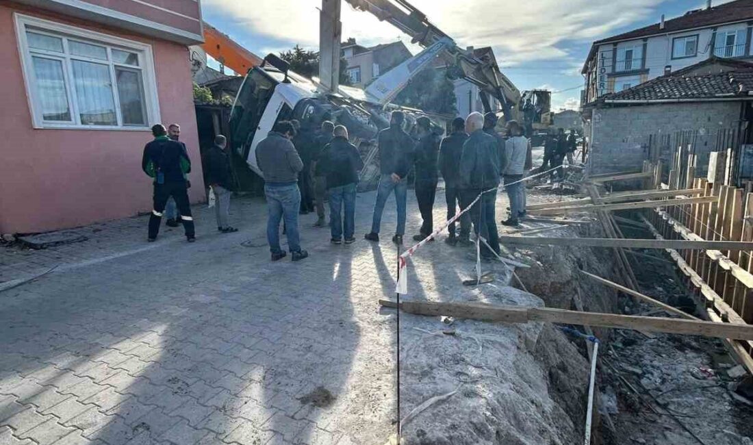 Balıkesir'in Gönen ilçesinde, Reşadiye Mahallesi'nde bir beton mikseri yan yattı.