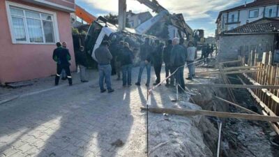 Balıkesir'in Gönen ilçesinde, Reşadiye Mahallesi'nde bir beton mikseri yan yattı.