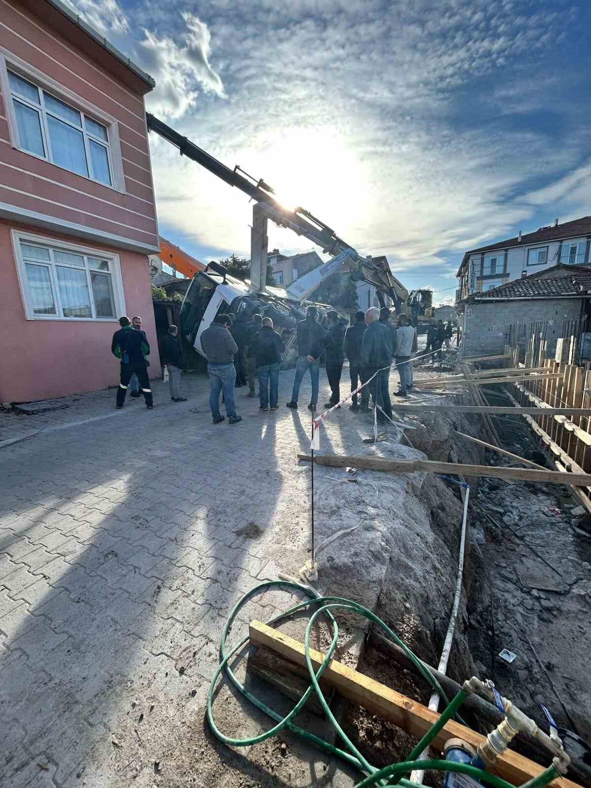 Balıkesir'in Gönen ilçesinde, Reşadiye Mahallesi'nde bir beton mikseri yan yattı.