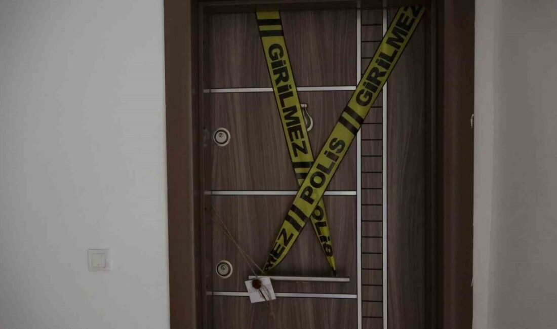 Kocaeli'nin Kartepe ilçesinde, polis memuru Hasan Yavuz (30) evinde başından