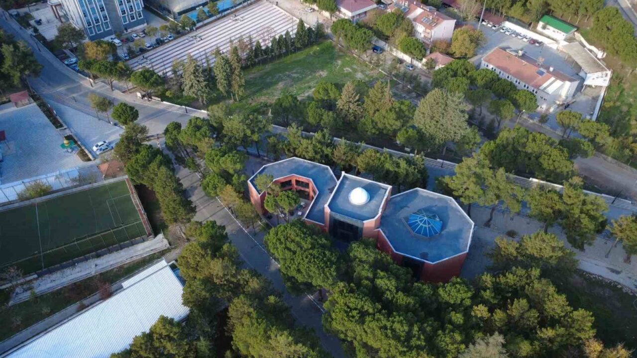 Manisa'nın Demirci ilçesinde, merhum hayırsever Özgen İzmiroğlu'nun anısına inşa edilen