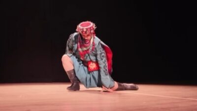 Gaziantep'in Nizip ilçesinde bir halk oyunu gösterisi sırasında dansçı Selahattin