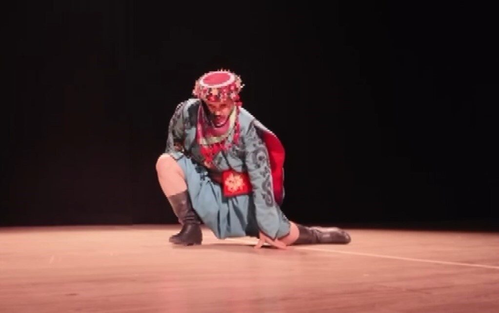 Gaziantep'in Nizip ilçesinde bir halk oyunu gösterisi sırasında dansçı Selahattin