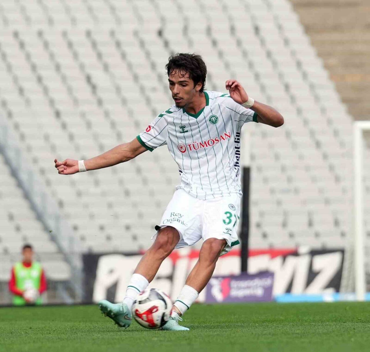 Konyaspor'un Brezilyalı futbolcusu Guilherme, Fatih Karagümrük ile oynanan maçta yeşil-beyazlı