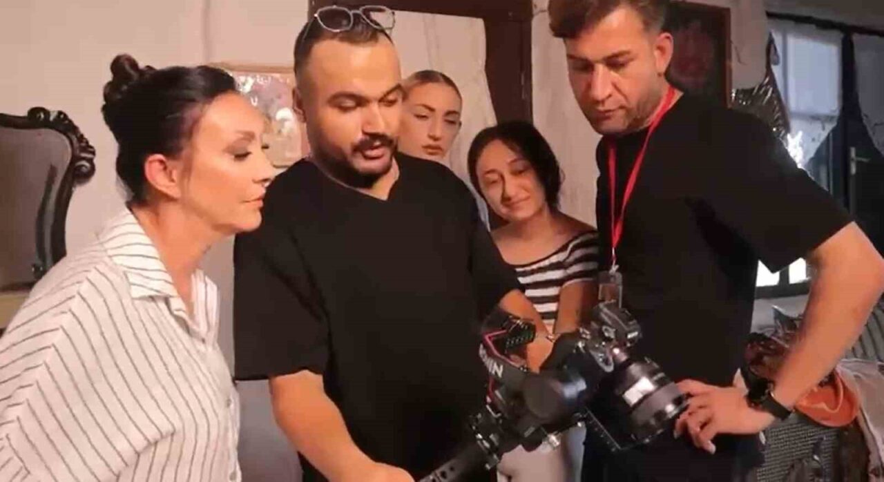 Yalova’da "Güllü" lakaplı şarkıcı Gül Tut, pencereden düşerek hayatını kaybetti.