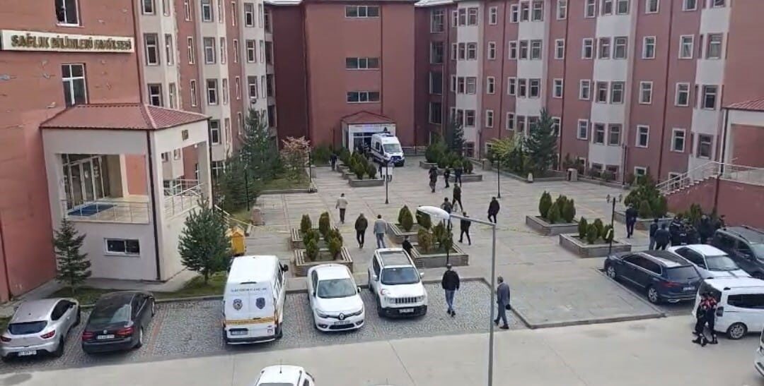 Gümüşhane Üniversitesi'nde bir personel, 10.30'da D.B. adlı kadın memuru silahla