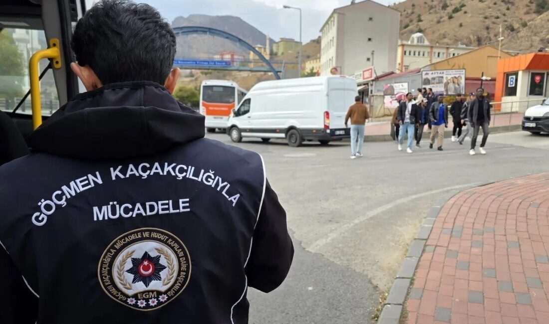 Gümüşhane’de Düzensiz Göçle Mücadelede Denetim Sayısı Artıyor Gümüşhane Valisi Aydın Baruş, düzensiz göçle mücadele kapsamında yapılan denetimlerin