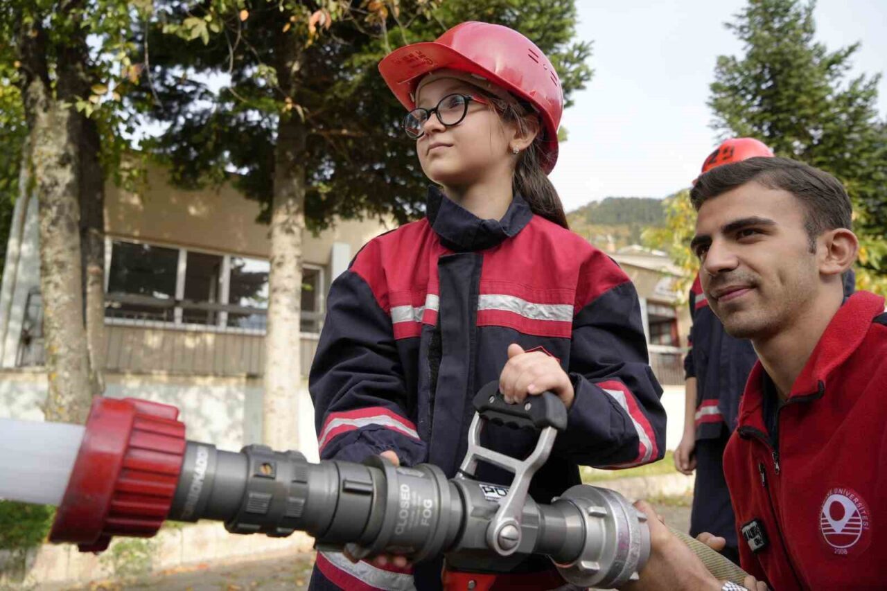 Gümüşhane Üniversitesi Kürtün Meslek Yüksekokulu, 'Gençlik İtfaiyesi' projesiyle çocuklara yangın