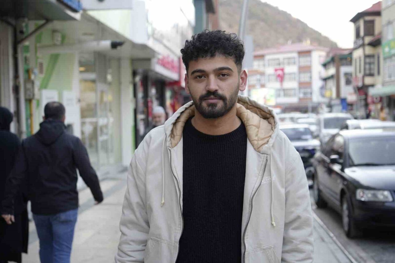 Gümüşhane'de O.K., boşanma aşamasındaki eşi N.K.’yi sokakta bıçaklayınca, çevredeki esnaflar